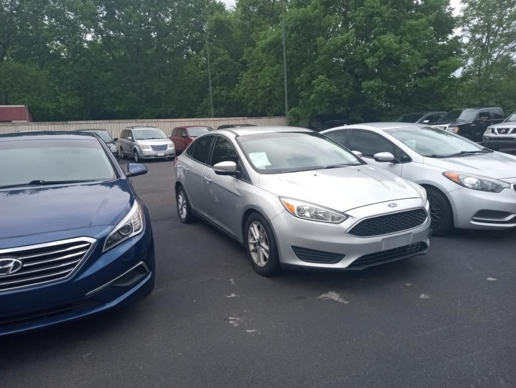 2016 Ford Focus SE's photo