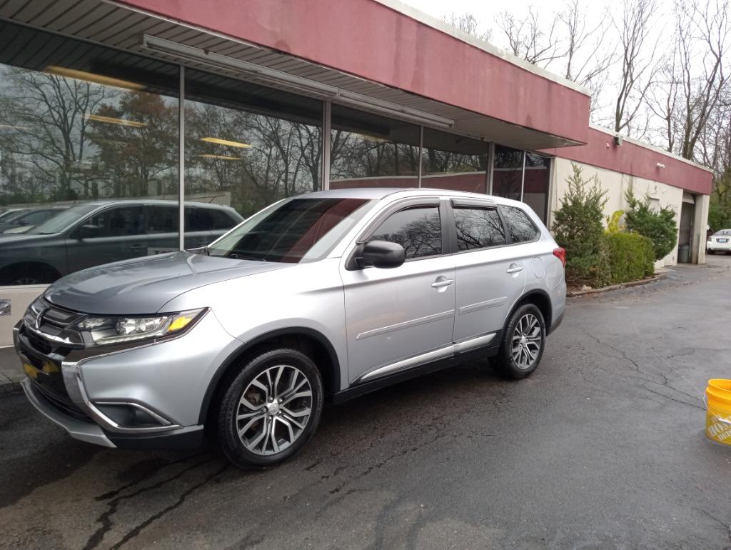 2016 Mitsubishi Outlander ES's photo