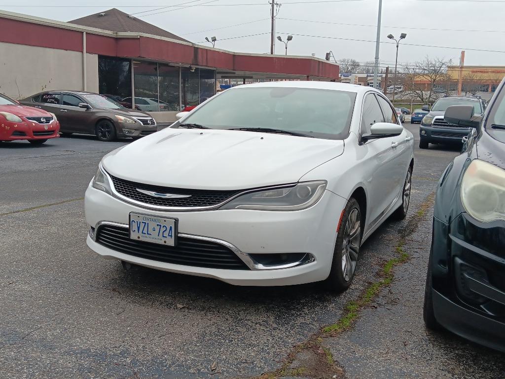 Chrysler 200's photo