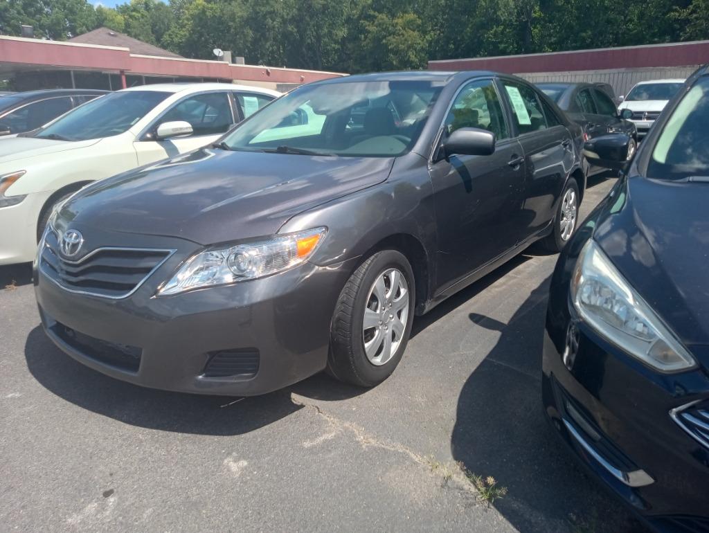 2010 Toyota Camry LE's photo