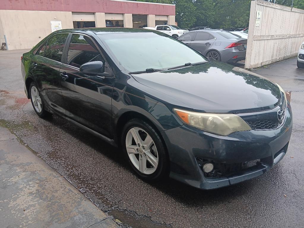 2012 Toyota Camry SE's photo