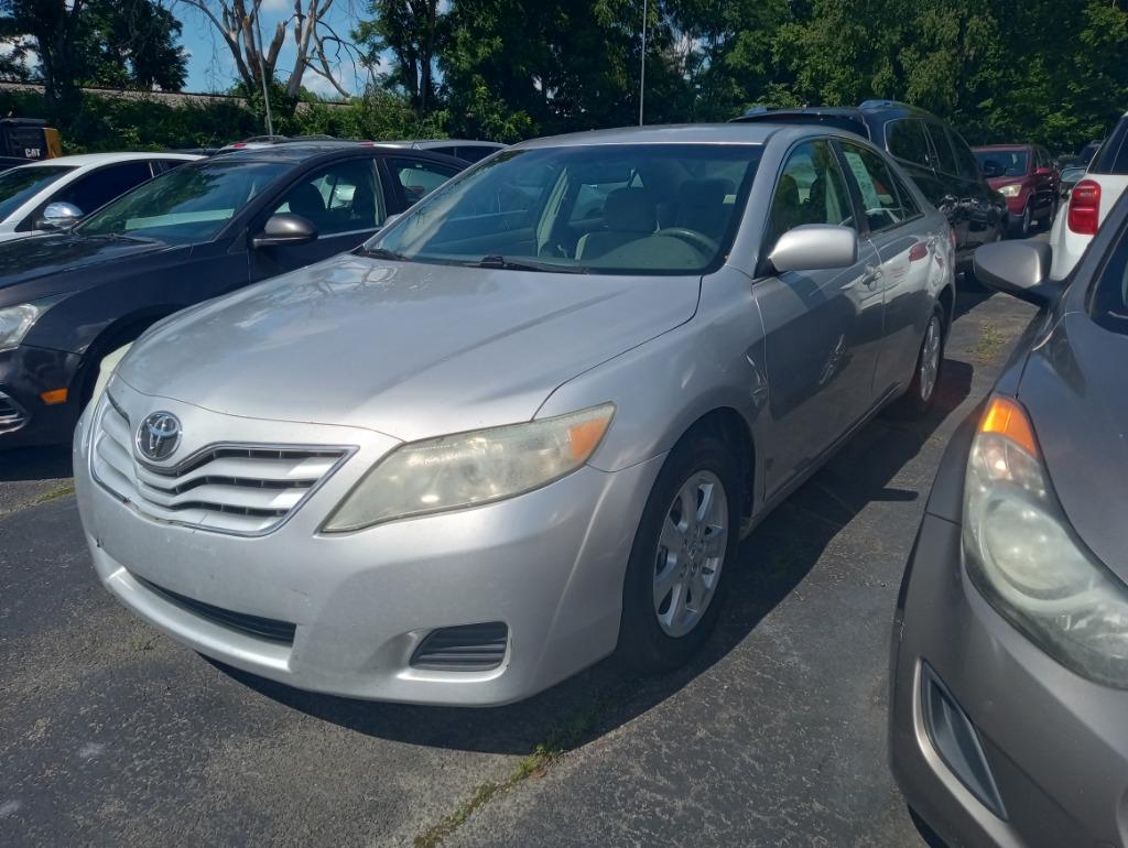 2011 Toyota Camry LE's photo